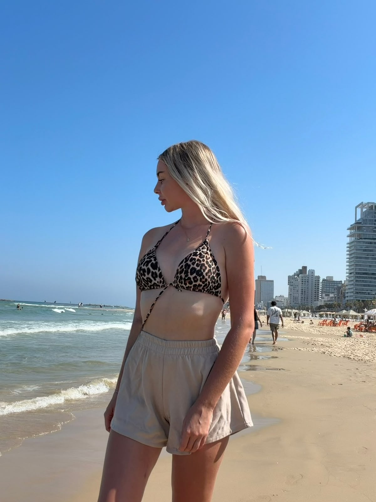 בלונדינית פצצה מעסה פצצה – בתל אביב