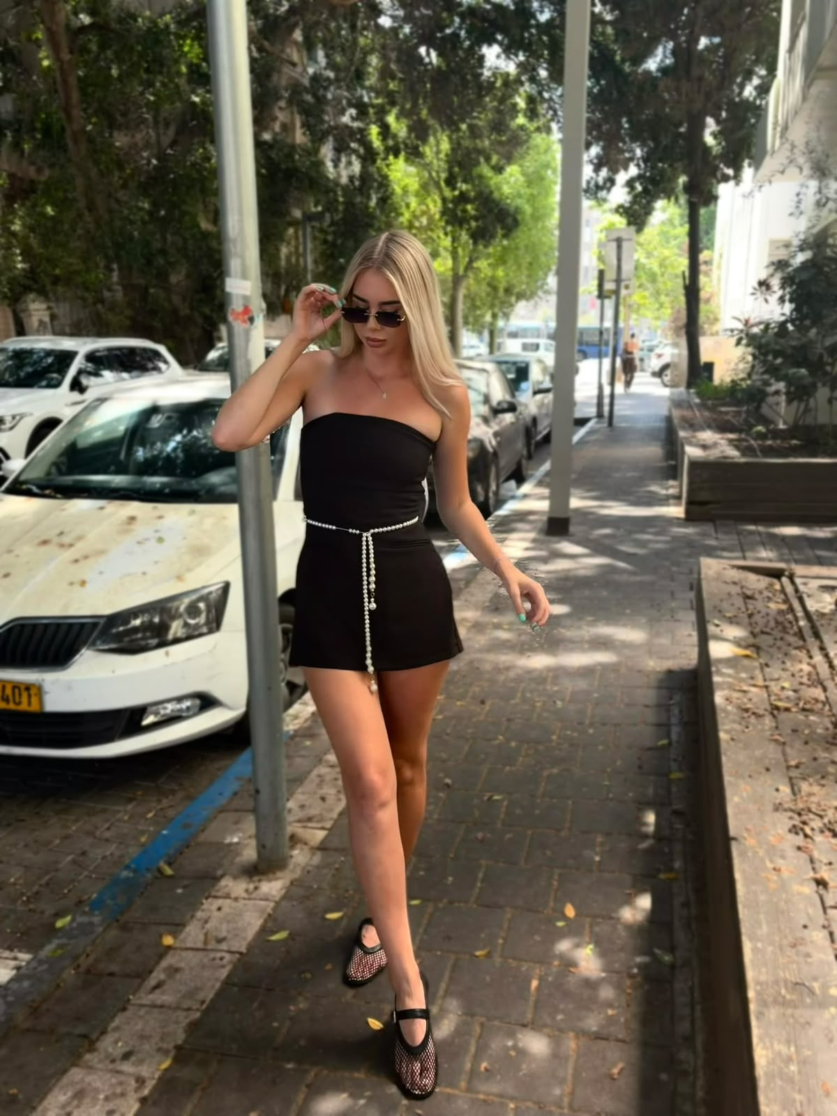 בלונדינית פצצה מעסה פצצה – בתל אביב