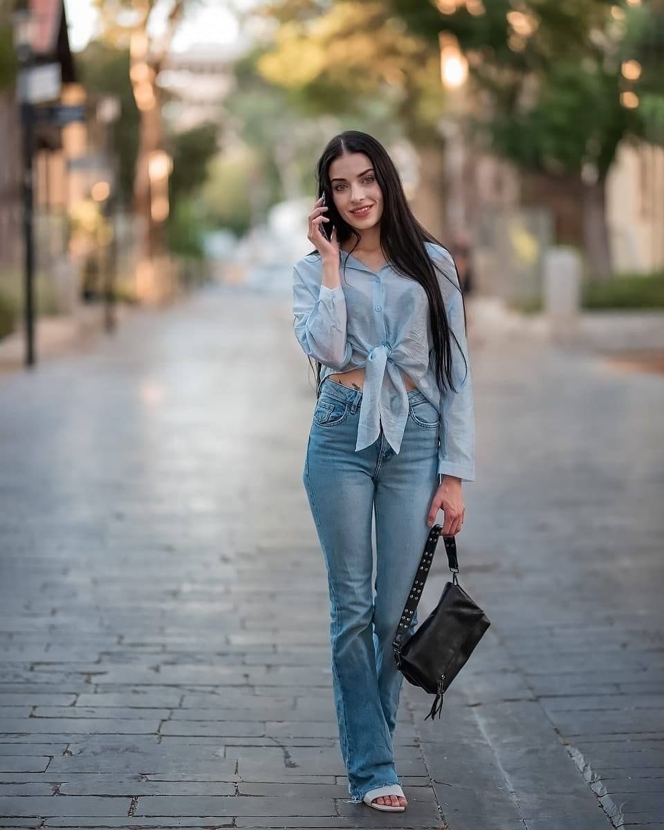 ליזה- 25 מארחת כובשת -בתל אביב